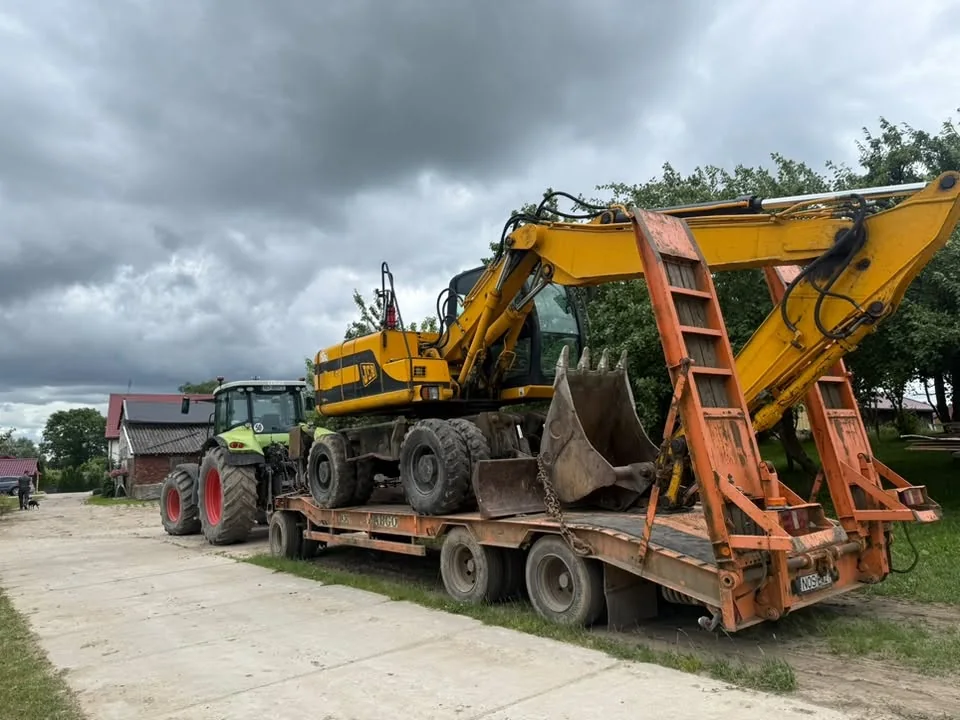 Transport koparki kołowej na lawecie – usługi ziemne Morąg
